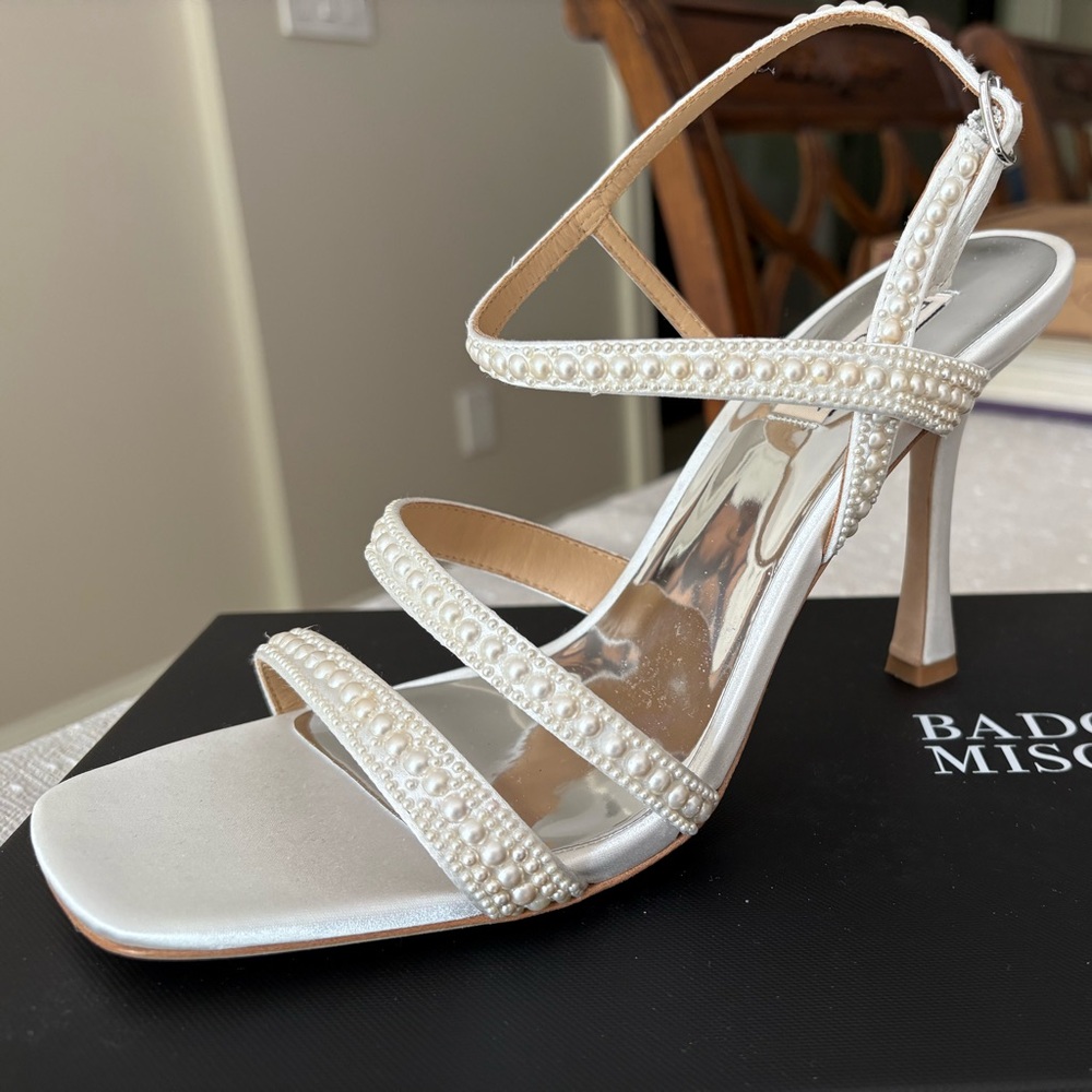 Badgley Mischka Brynlee White Satin and Pearl High Heels, size 8 1/2, Brand new